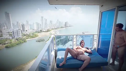 Yengem bizim sevişişimizi duydu ve sonunda katıldı - pembe ve sıkı vajinasını verdi