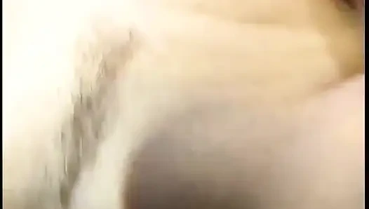 Brünette nimmt schwanz in ihre enge muschi, während sie auf dem bett liegt