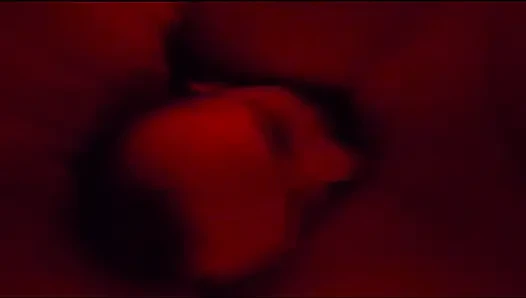 Seksi dölle ıslanıyor ve hala 3 delikten büyük yarakla devam ediyor ve her yerine boşalıyor ve sonra göt deliğiyle oynuyor