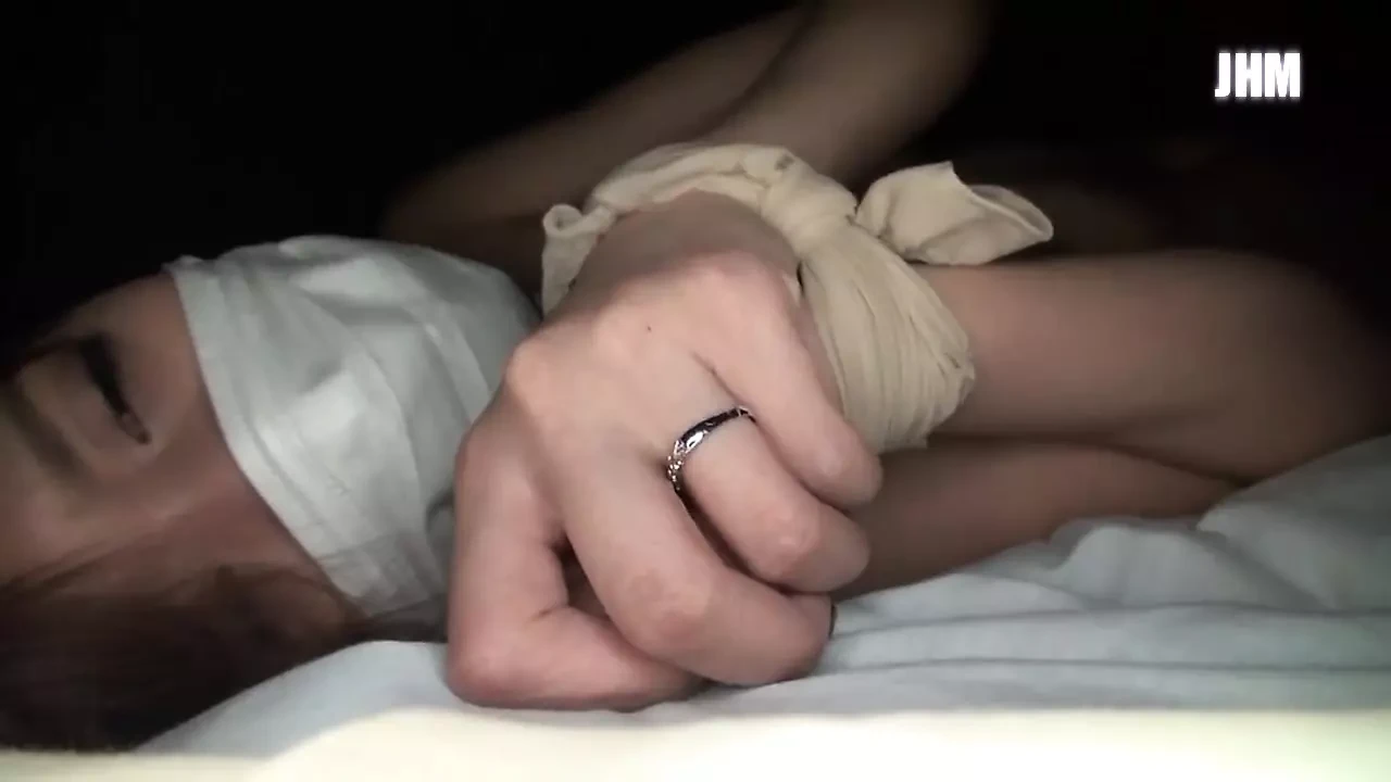 クローズアップ撮影を通じてこの女性のさまざまな部分をご覧ください