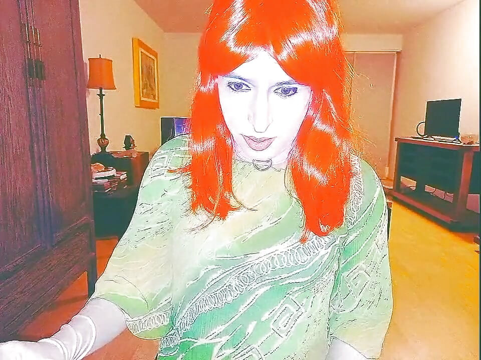 Tammysissy się masturbuje i bawi się swoim moczem
