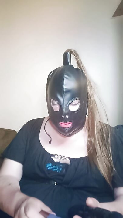 Stephanie-Nicole probiert ihre hände als sextoy-rezensentin