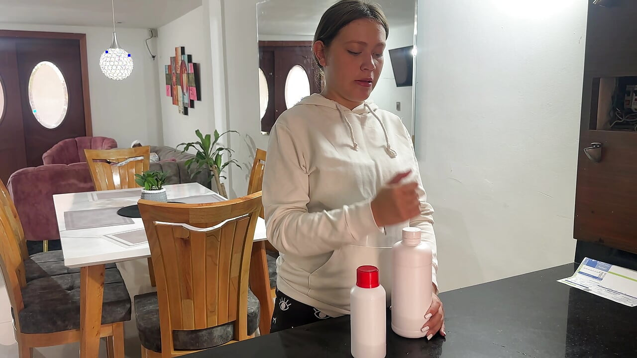 Ik geef een afrodisiacum stroop aan mijn kleine stiefbroer, denkend dat het een stroop is voor zijn ziekte, hij wordt geil en neukt me