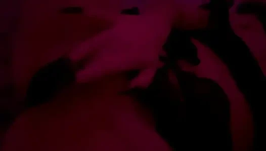 Kırmızı ışık altında gerçek çiftin samimi anı