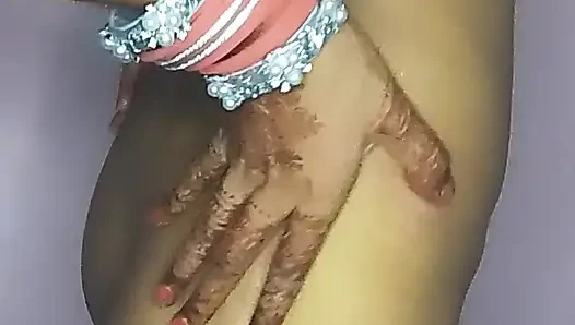 Индийская девушка пальцами в киску.