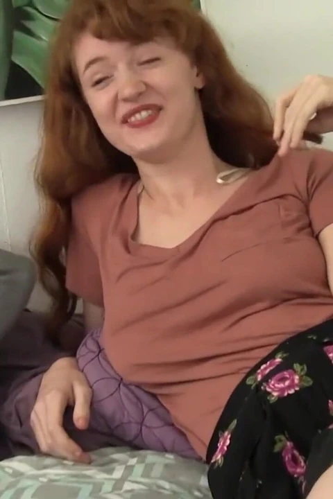 娇小的无辜红发继妹终于看到了巨大的大黑屌