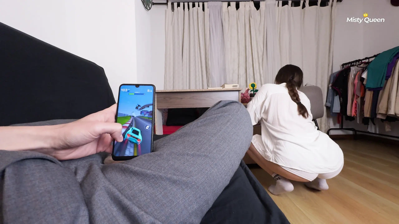 我盯着我女仆的大屁股看了很久，以至于我没能隐藏我的骨头