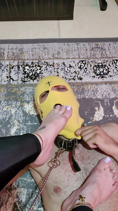 Diosa dominación de pies: lamiendo zapatos, pisoteando y cruel ballbusting