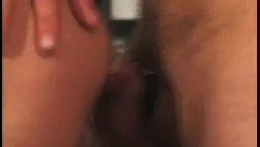 Kaslı adam yatakta sevgilisinin kıllı göt deliğine yumruk atıyor ve sikiyor