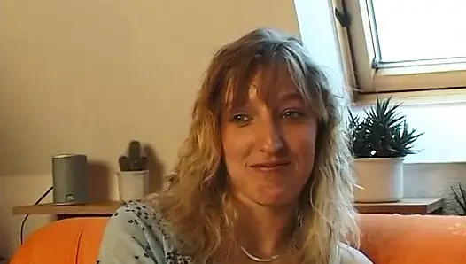 Schöne blondine mit gepiercten titten reibt beim casting ihre muschi