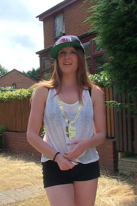 Samatha Bentley pisses outdoor