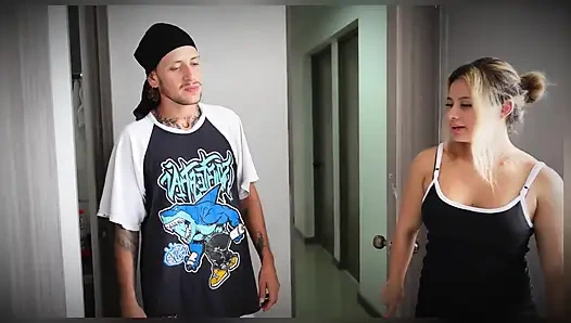 Abang tiriku diam di rumah dan kami akhirnya ngentot habis-habisan