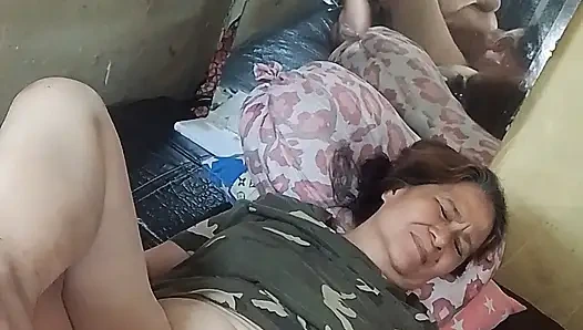 Onu tatmin etmek için yediğimde ıslak amına yaptıklarıma pişman olamaz