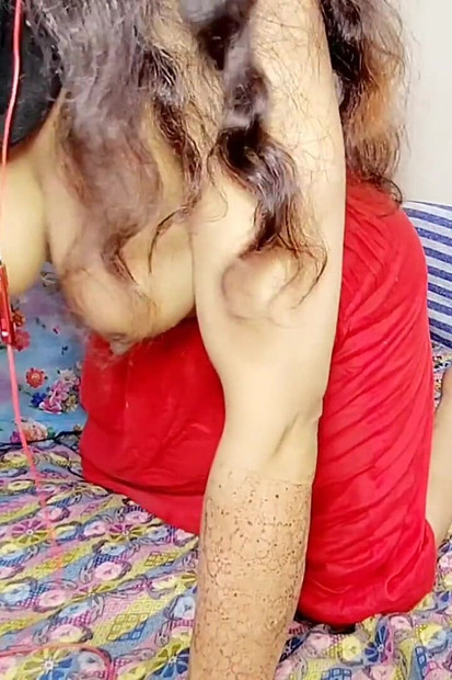 धोखेबाज पत्नी पति को धोखा दे रही है