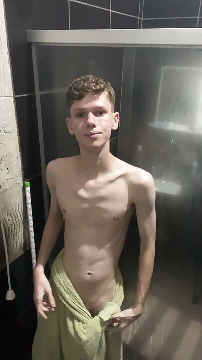 Um twink mostrando o corpo e pelado no chuveiro