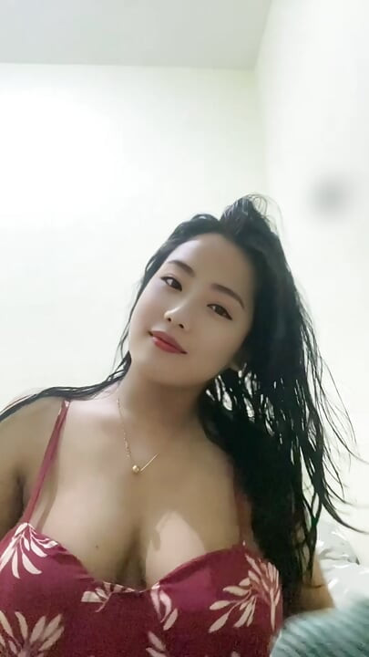 Young mommy looking beautiful after a shower, squeezing her big tits.
