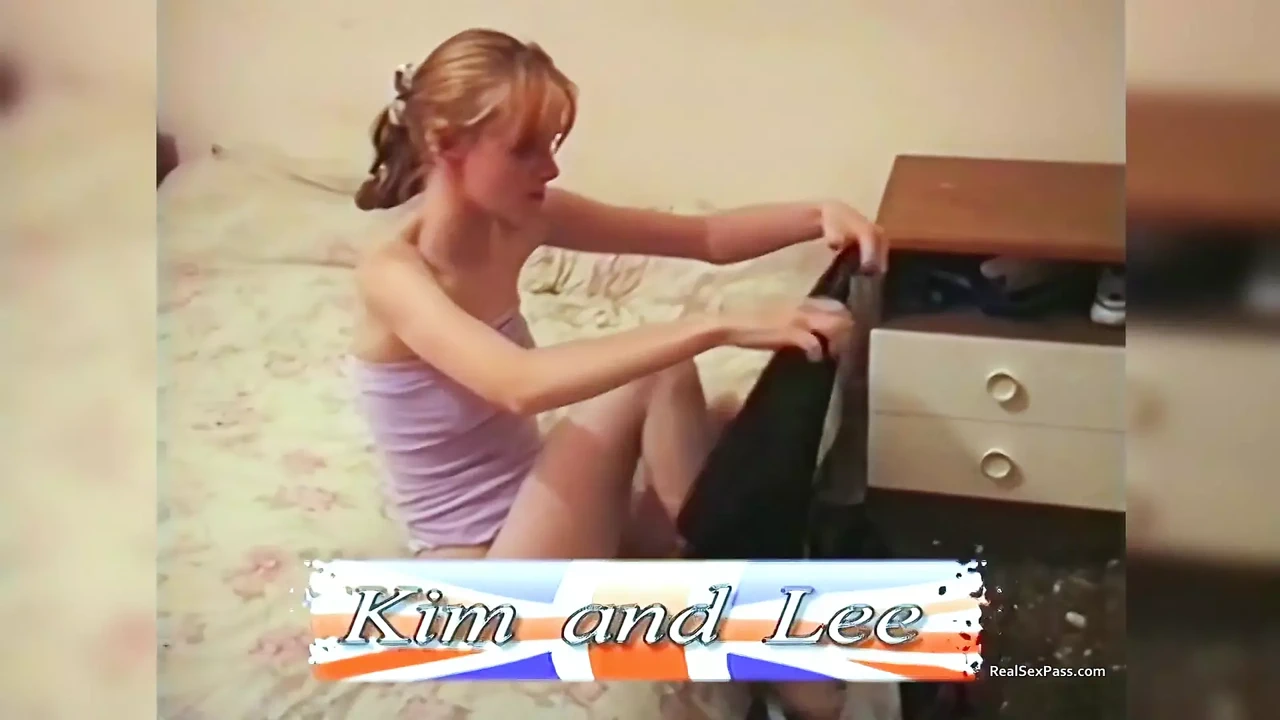 一个男人在做爱之前对一个苗条的业余爱好者手淫并使用假阳具