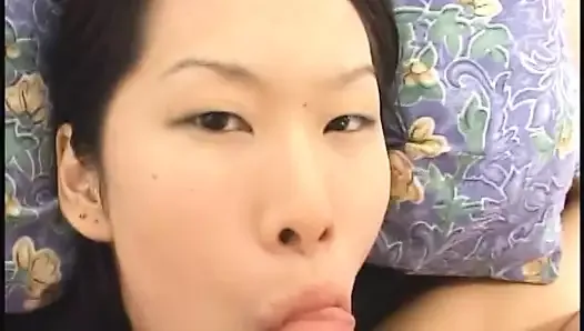 性感的亚洲纹身女孩吮吸自己的阴户汁液