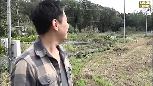 Ländliche Flucht, wo freigeistige reife frauen die erwachsenenfreiheit im freien umarmt - szene.3