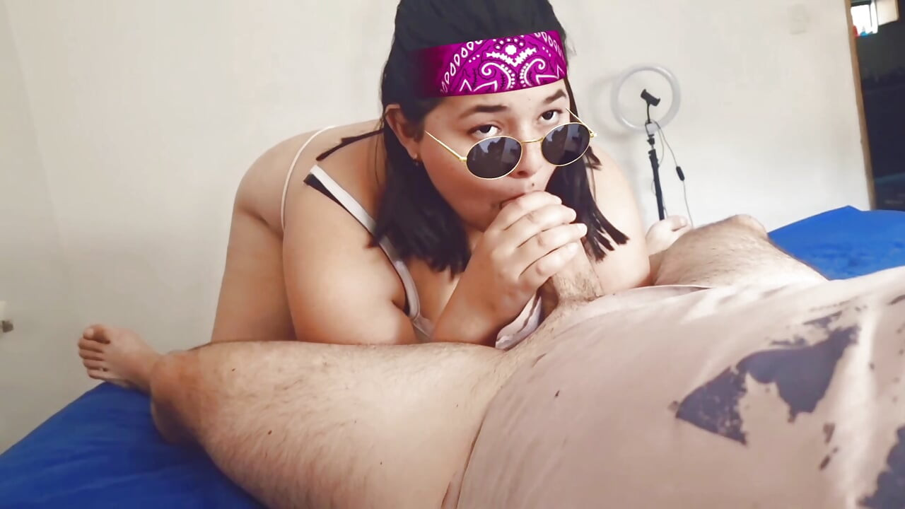 큰 자지를 빠는 갈색 머리
