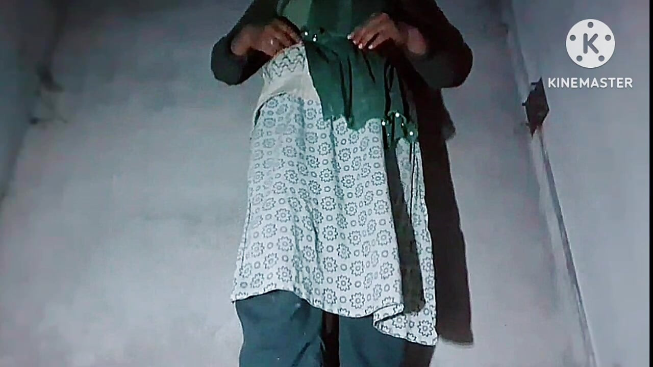 Solo wordt hier gedeeld. Dit hete meid met een sexy figuur doet het in haar kamer om de show te starten. Door langzame gradenDit sexy meisje