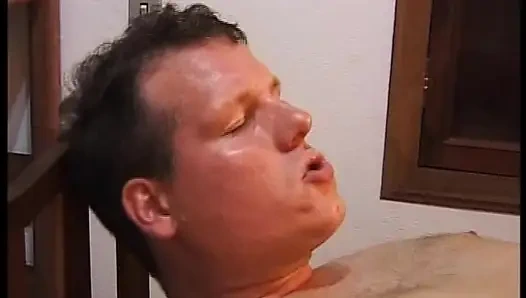 Bu Almanya'dan amatör bir hatun domalıyor ve sikiliyor