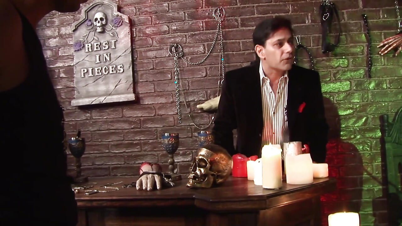 สาวผมบลอนด์คนสวยสนุกกับการเย็ดหมู่สามคน