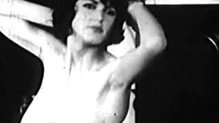 Vollbusige MILF zeigt ihren dreckigen Körper (Retro aus den 1950er Jahren)