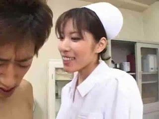 Enfermeira oriental não hesita no pau