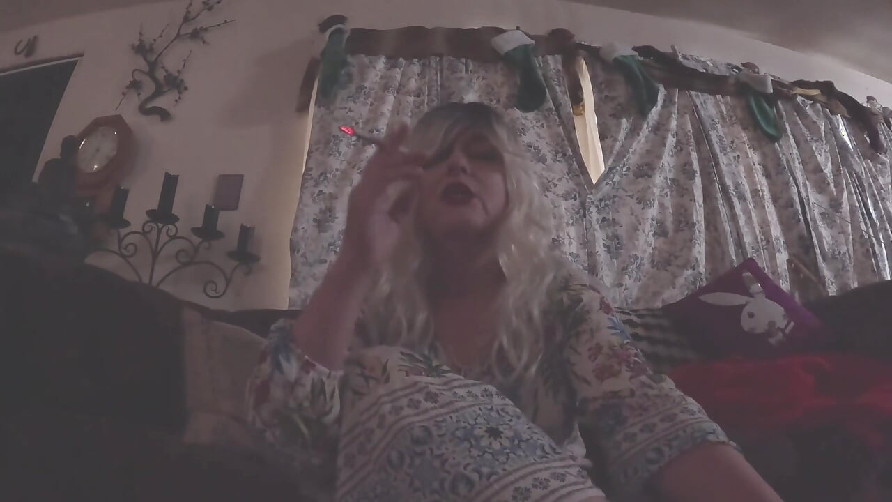 הפסקת עשן של שריל כשהיא חושבת על הזין שלך