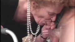 Stara babcia uwielbia seks