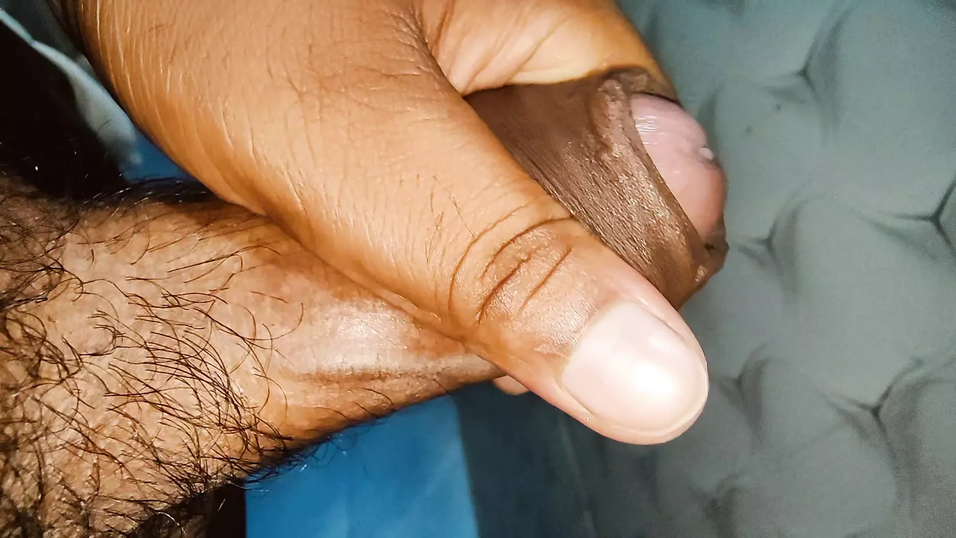 एक लड़का रात में मास्टरबेटिंग कर रहा है