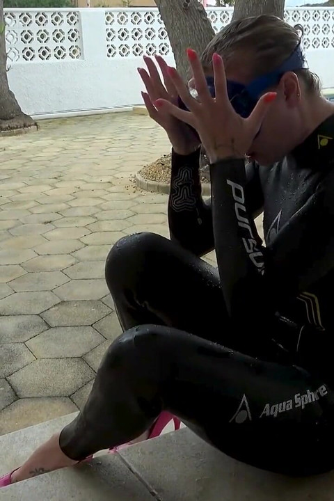 Mặt nạ ngập nước rửa bát trong wetsuit & giày cao gót - ướt át mess vui vẻ