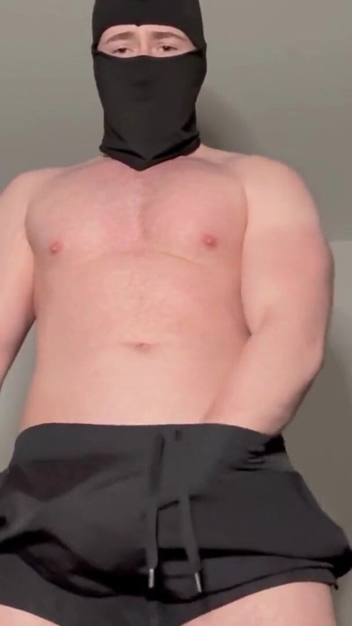 Tati musculos masturbează o pulă tare prin pantalonii scurți Black Adidas - PhantomGentX | Clip 2