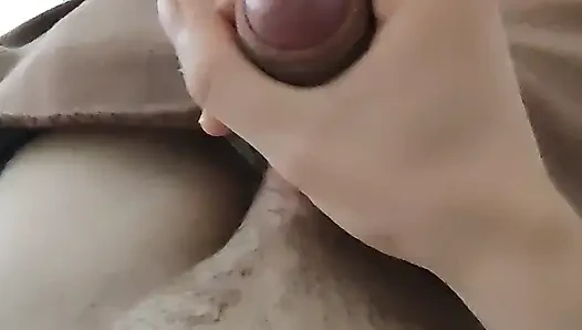 Yıkanmamış küçük penisi sıvazlıyor ve boşalmadı.