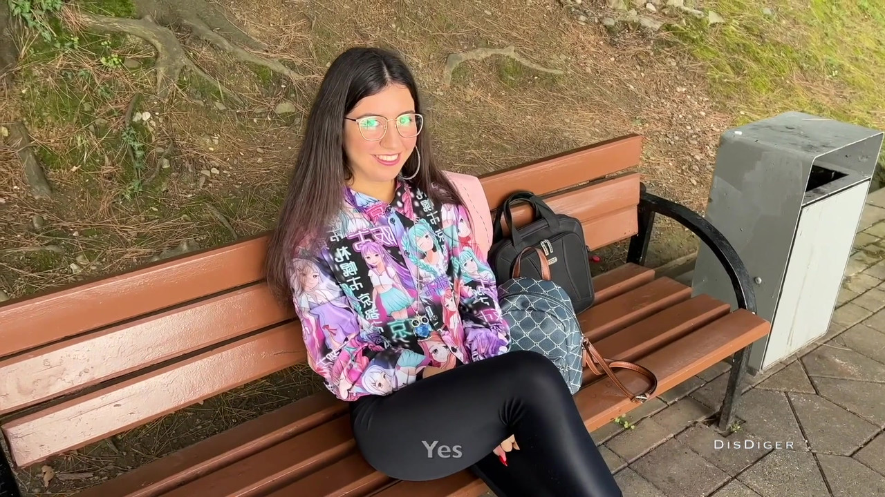 在街上捡到一个美眉，操了她，还戴上了她的眼镜