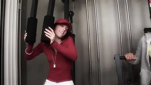 Cowok berumur ini lagi asik ngentot memek sempit gadis remaja nakal dengan toket aduhai ini