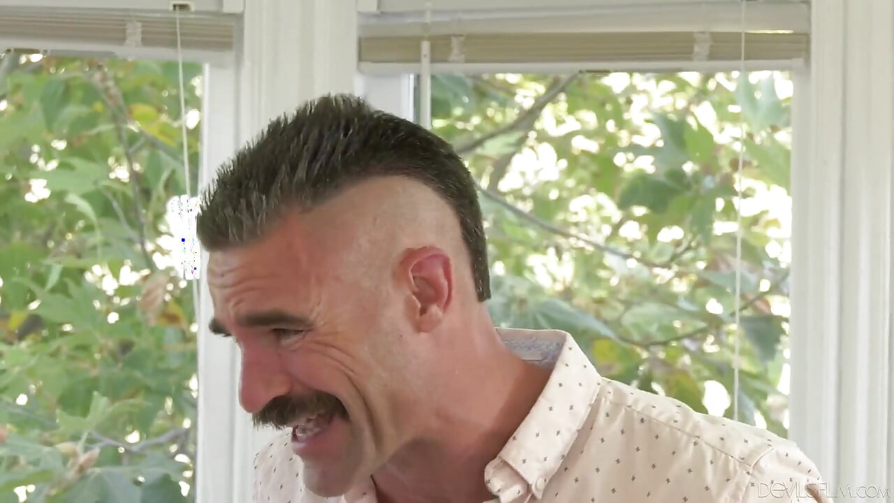 Out of the family - das sexy mädchen alex coal bekommt endlich, was sie wntet, indem sie den schwanz ihres stiefvaters fickt