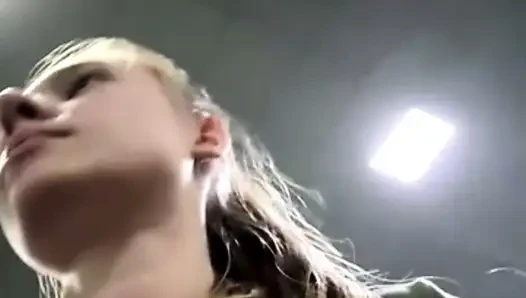 Extremes squirting im fitnessstudio mit jucielussie
