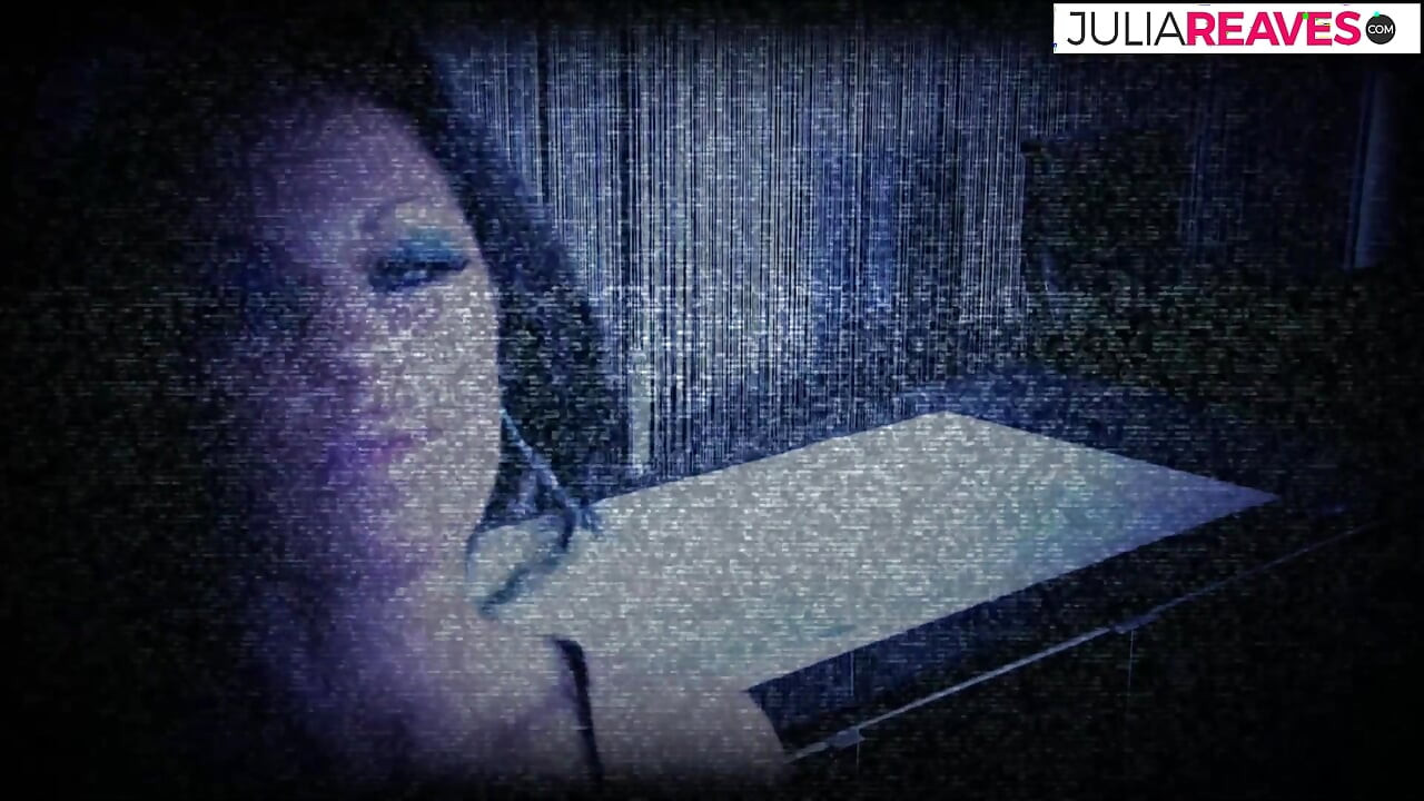 A nagymellű csaj élvezi a puncinyalást, majd mélyen megbasszák, hogy elélvezzen