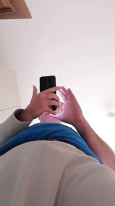 私の手が硬く腫れたチンコの上で手で震える音が聞こえる