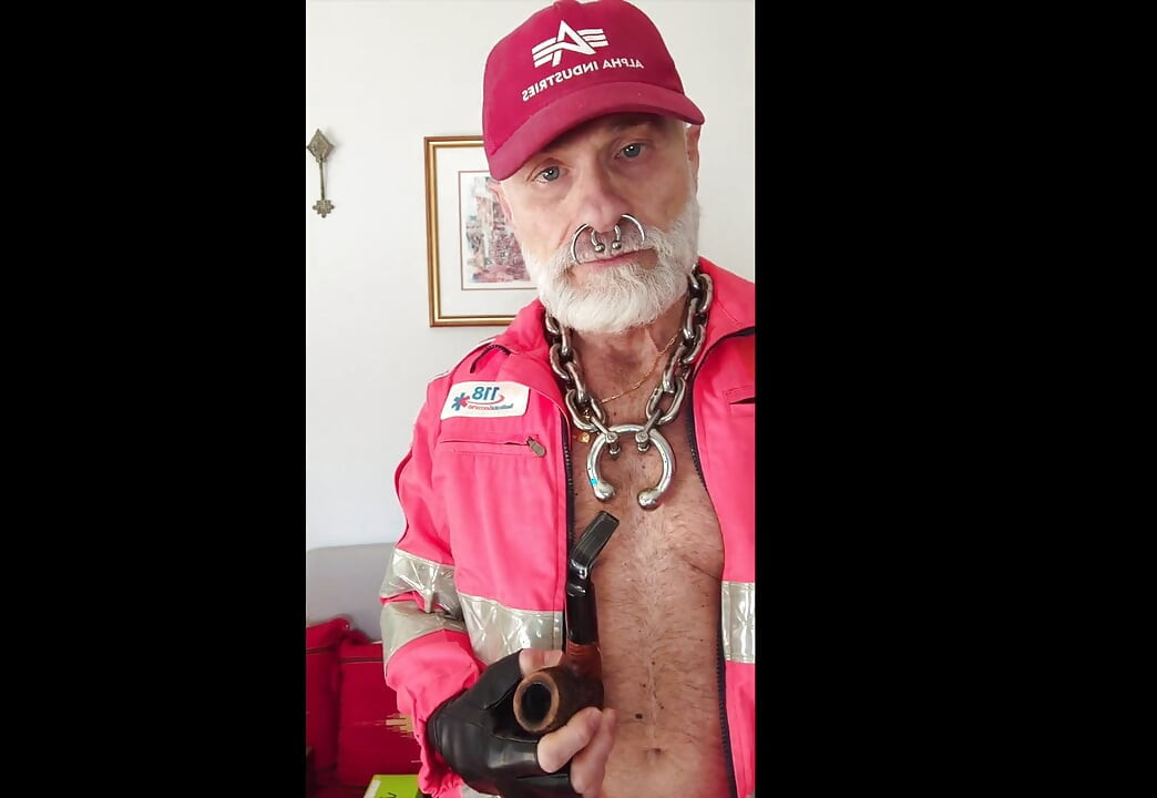 Un beau-père fume sa pipe dans un équipement de salut-viz