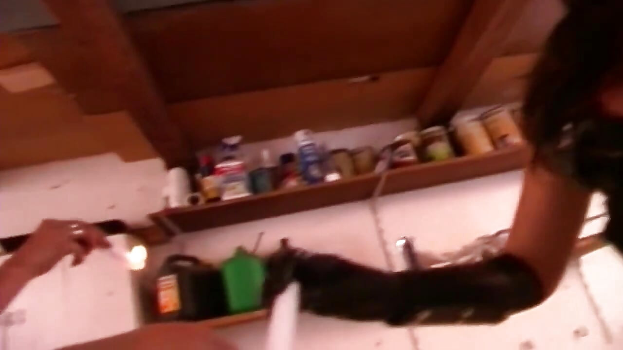 Lumânare aprinsă care întinde fundul matur larg deschis