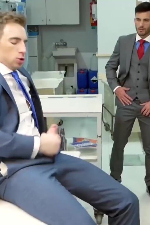 Menatplay plavuša Kayden Gray analno jebe pastuha u odijelu Andyja Stara