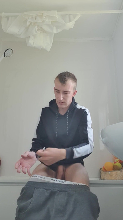 Mršavi momak se žestoko jebe izbliza iz kade | Klip 3