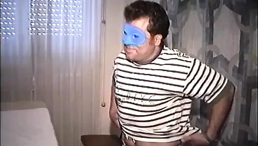 Milf bertopeng suka kontol besar berbulu di pantat