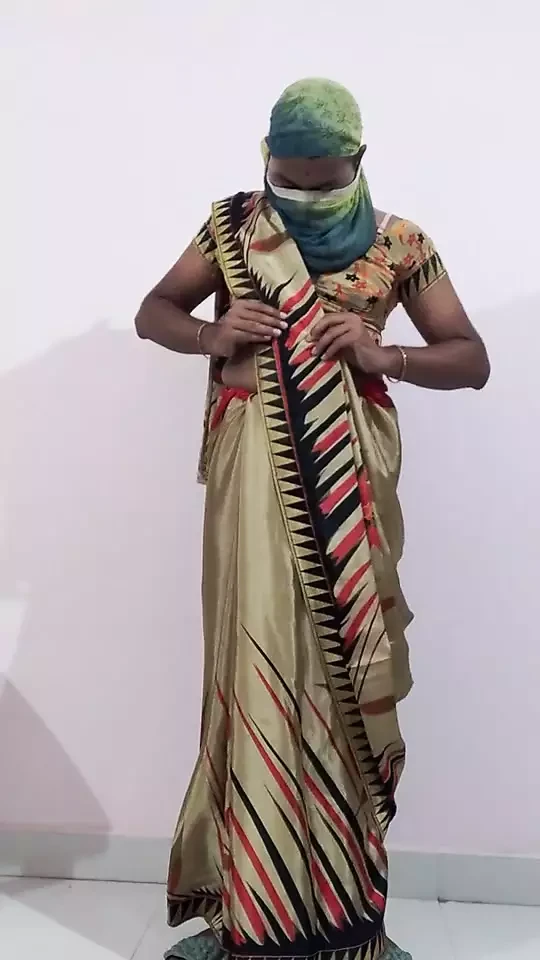 Sari içinde travesti