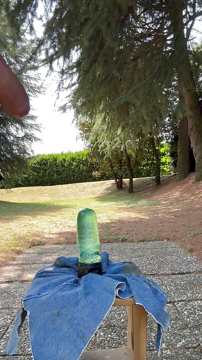 トランスジェンダーのカッシー54のボトルが肛門に入った