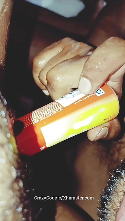 Djevojka liže i sisa pičku u domaćem videu