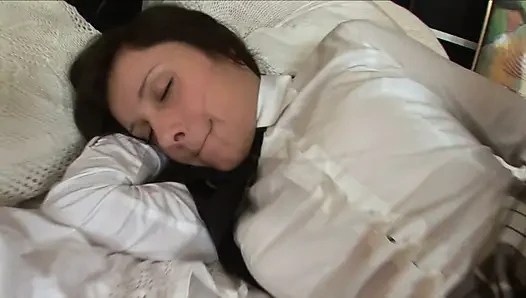 Güzel üniversiteli kız göt deliğini siktiriyor